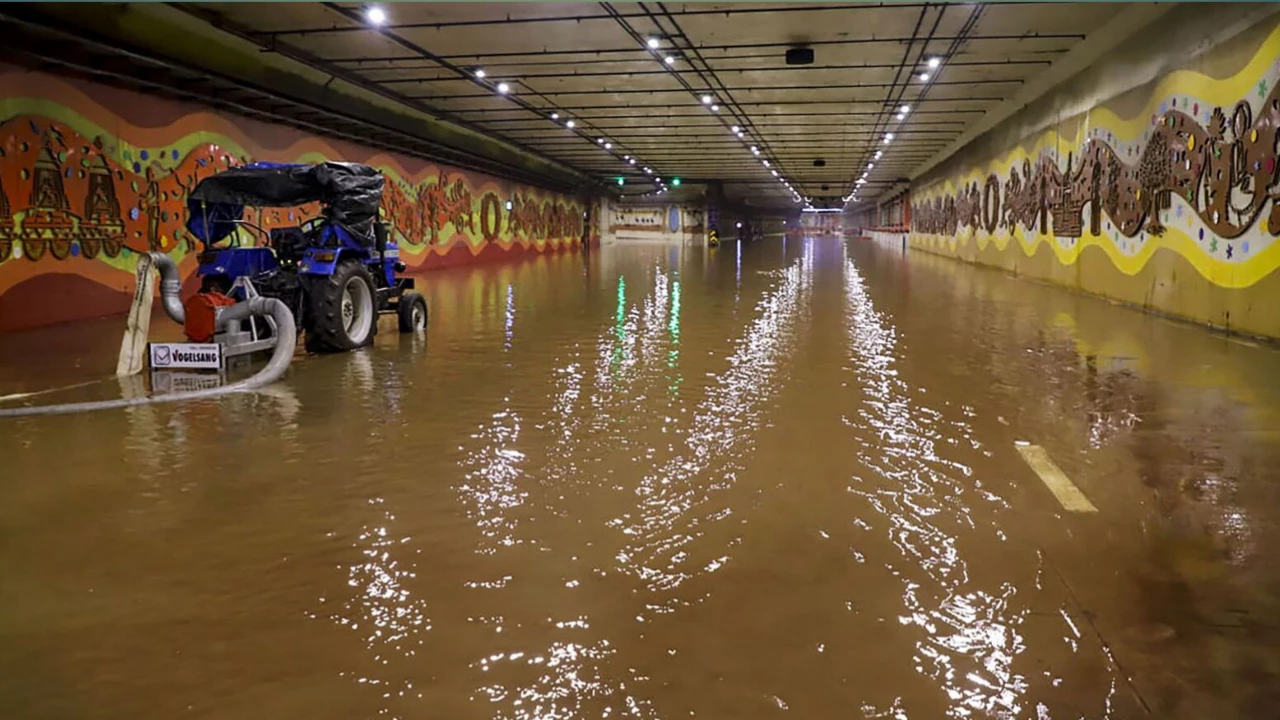 PWD ने दिल्ली के प्रगति मैदान टनल बनाने वालों को भेजा नोटिस, मरम्मत करने का दिया आदेश