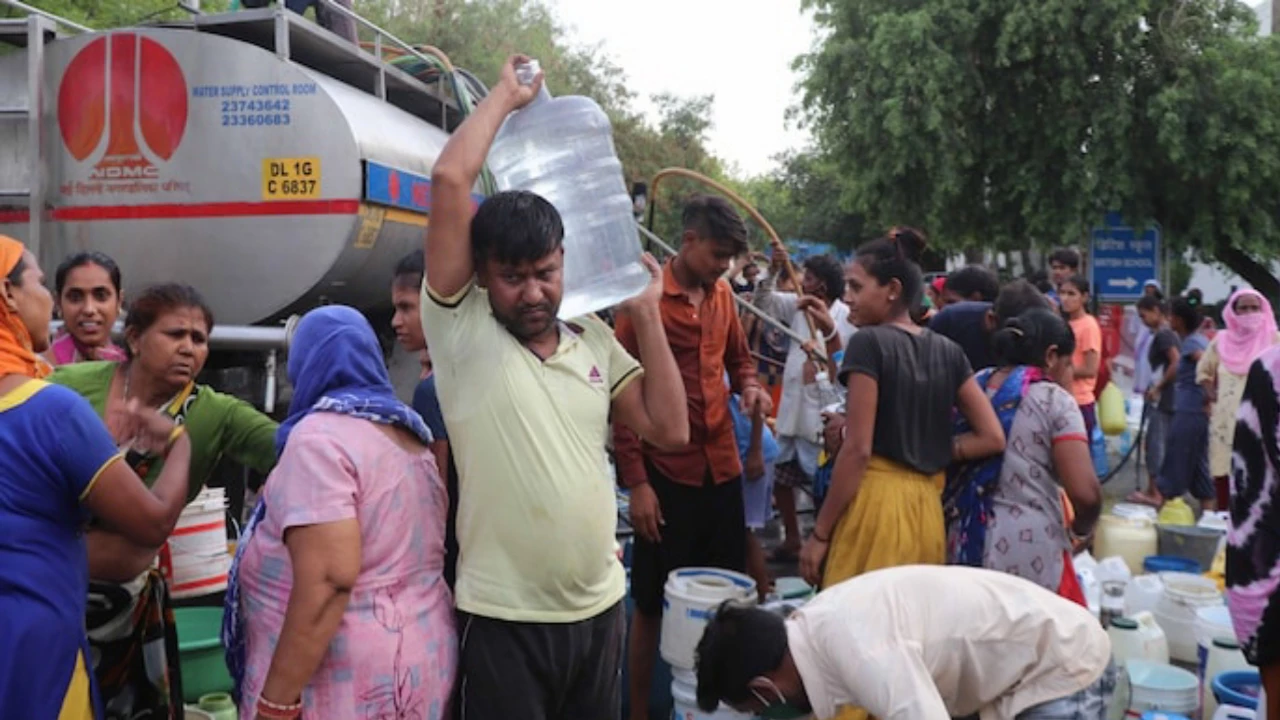 दिल्ली के इन क्षेत्रों में 18 घंटे रहेगी पानी की किल्लत, पाइपलाइन जोड़ने के कारण आई समस्या