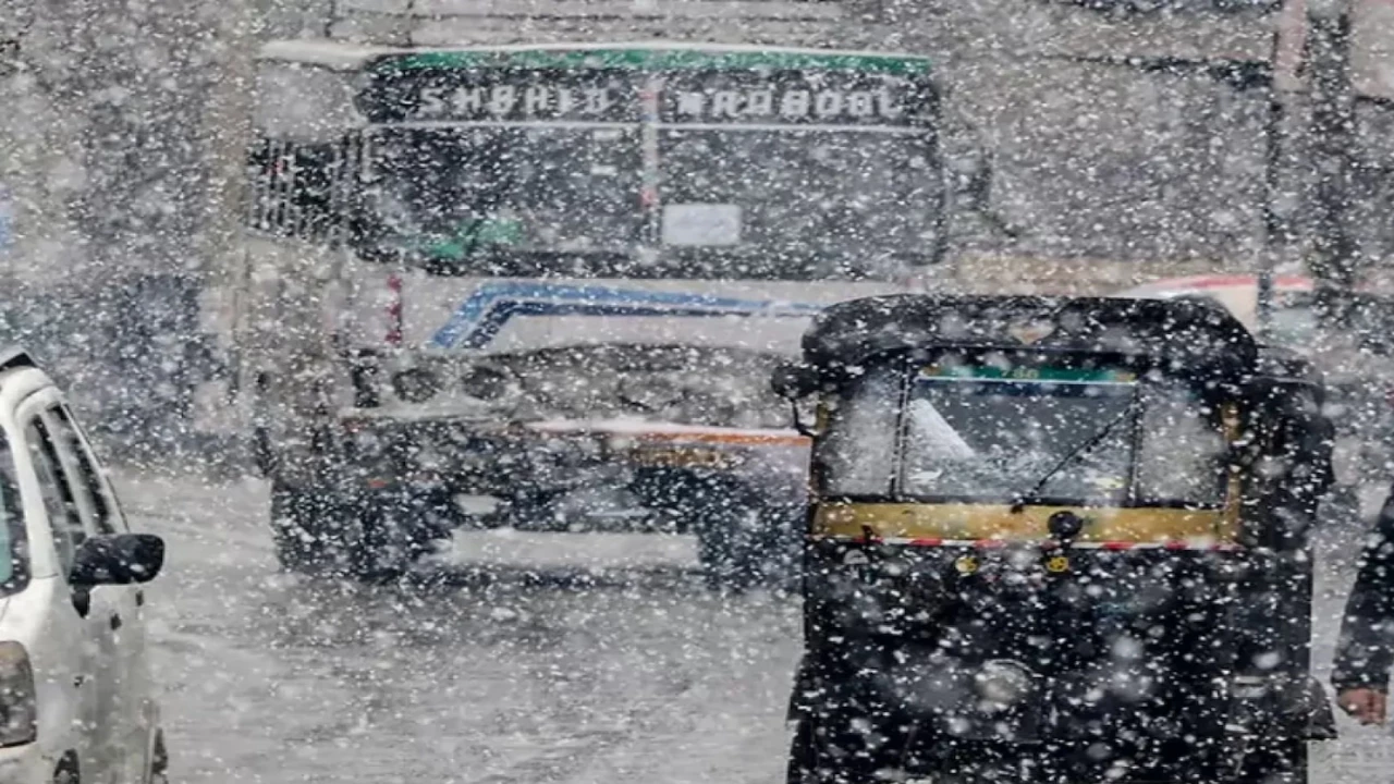 बारिश के साथ-साथ होगी बर्फबारी, दिल्ली समेत इन राज्यों का बदलेगा मौसम