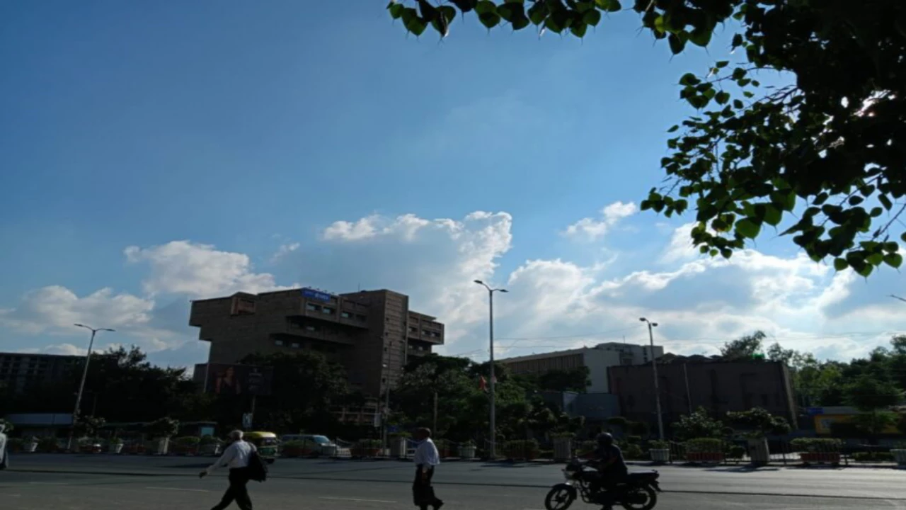 दिल्ली में आसमान में छाए बादल, इन राज्यों में IMD ने बताई ओले गिरने की संभावना