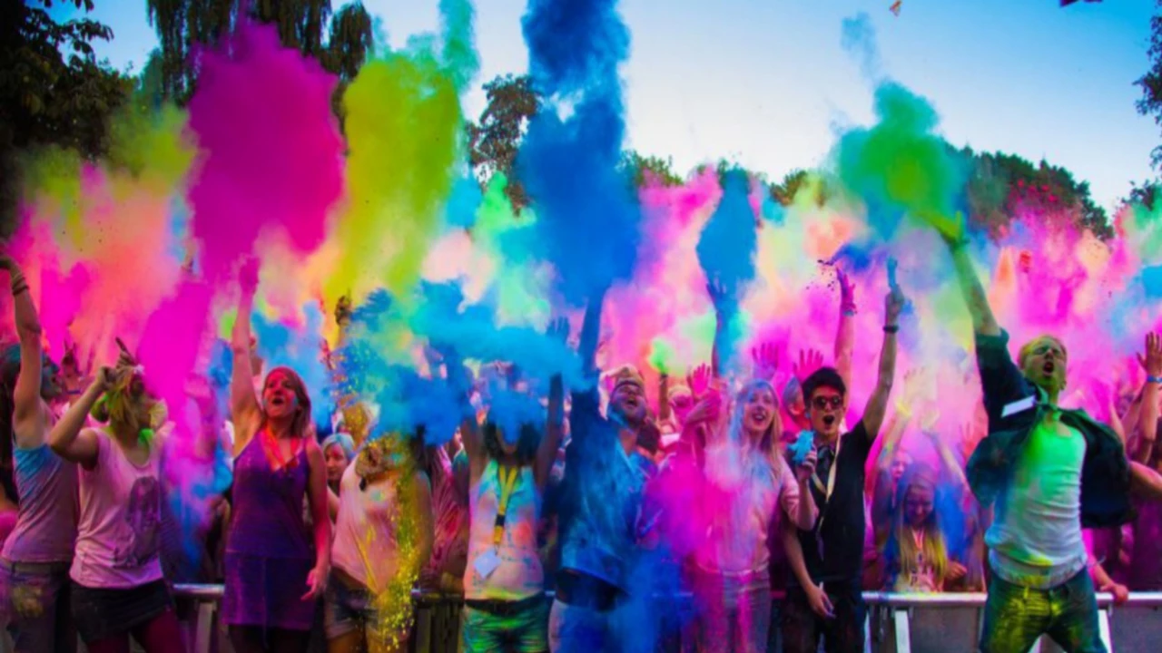 अबकी बार अपनी होली मनाइए दिल्ली की इन जगहों पर, बिना किसी एंट्री फीस के होगा सेलिब्रेशन