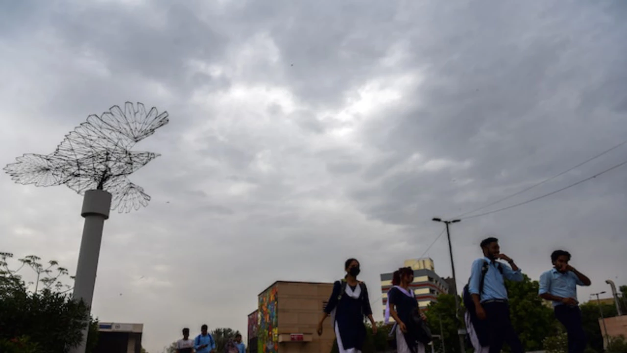 दिल्ली में आज का मौसम रहेगा सुहावना, तेज हवाओं के साथ आसमान में शिरकत करेंगे बादल, जानिए आगे की संभावना