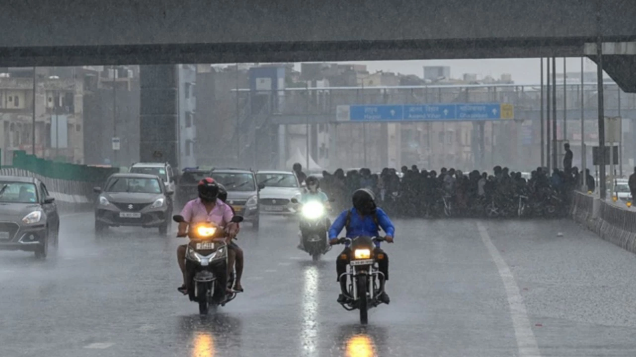 दिल्ली में बरसात के बाद मस्त हुआ मौसम, पहले के मुकाबले 6 डिग्री गिरा तापमान, जानें आज का तापमान