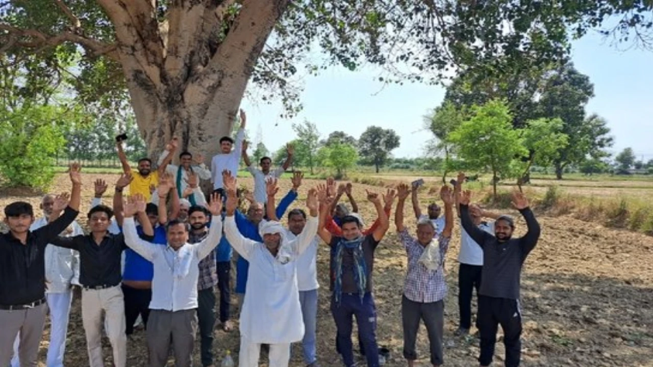 जेवर एयरपोर्ट और दिल्ली-मुंबई एक्सप्रेसवे से प्रभावित किसान परेशान, फिर उठाई मुआवजे की मांग