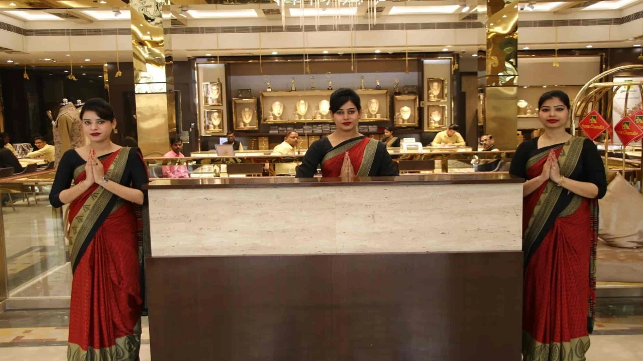 डॉलर की मजबूती के कारण लुढ़के सोने के भाव, ग्राहकों के लिए खरीदने का सुनहरा मौका