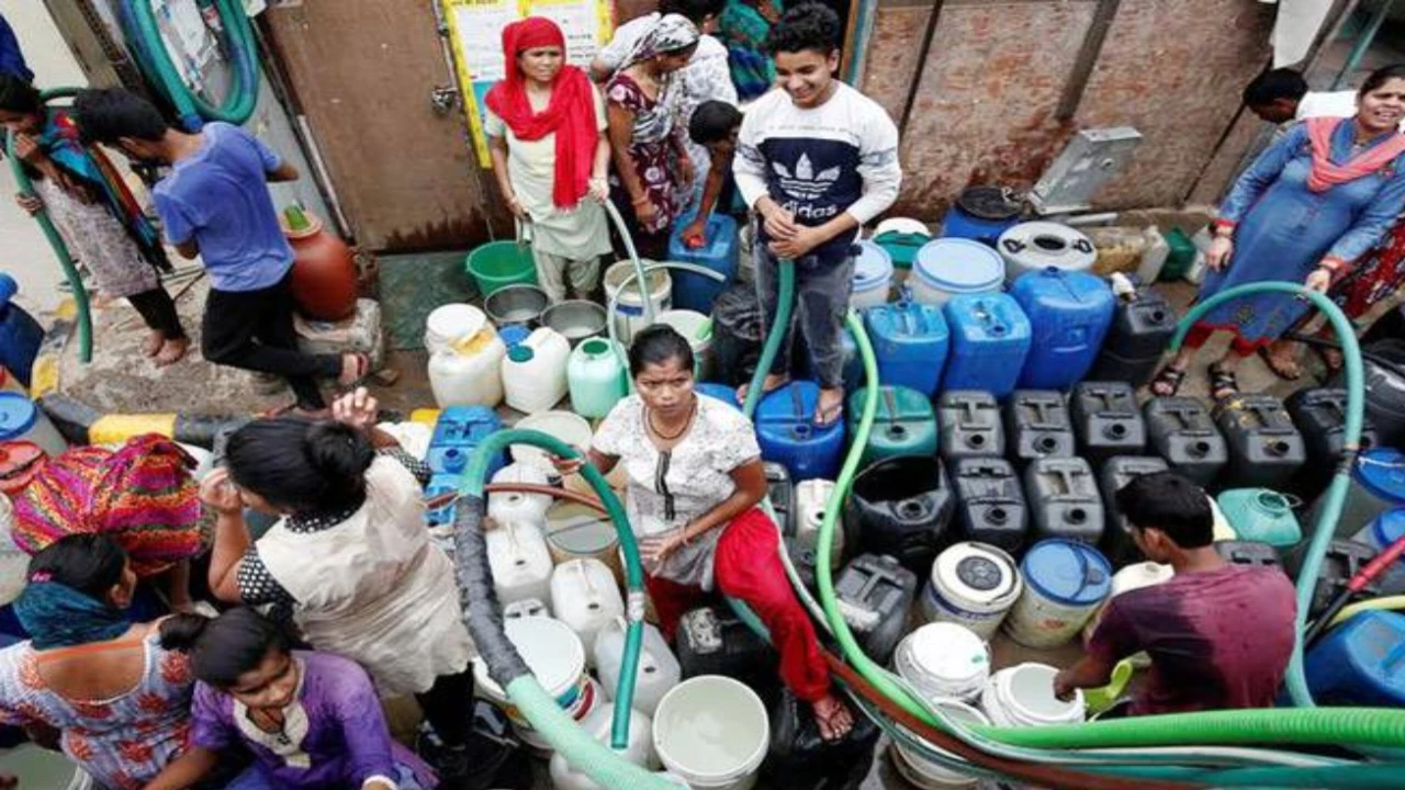 दिल्ली में हुई पानी की भारी किल्लत, पानी के टैंकर हुए नाकाम, ये इलाके है सबसे अधिक प्रभावित