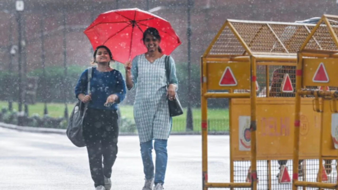 दिल्ली में बरसात ने लोगों को दिलवाई हीटवेव से निजात, जानें आज कैसा रहेगा मौसम