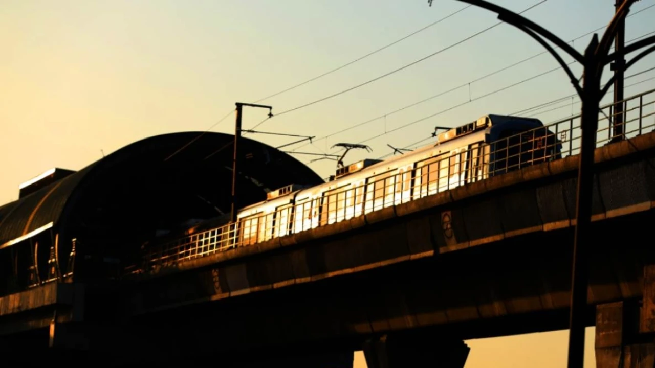 दिल्ली NCR में मेट्रो बचा रही है लोगो को इस भीषण गर्मी से, गर्मी तोड़ रही है रिकॉर्ड