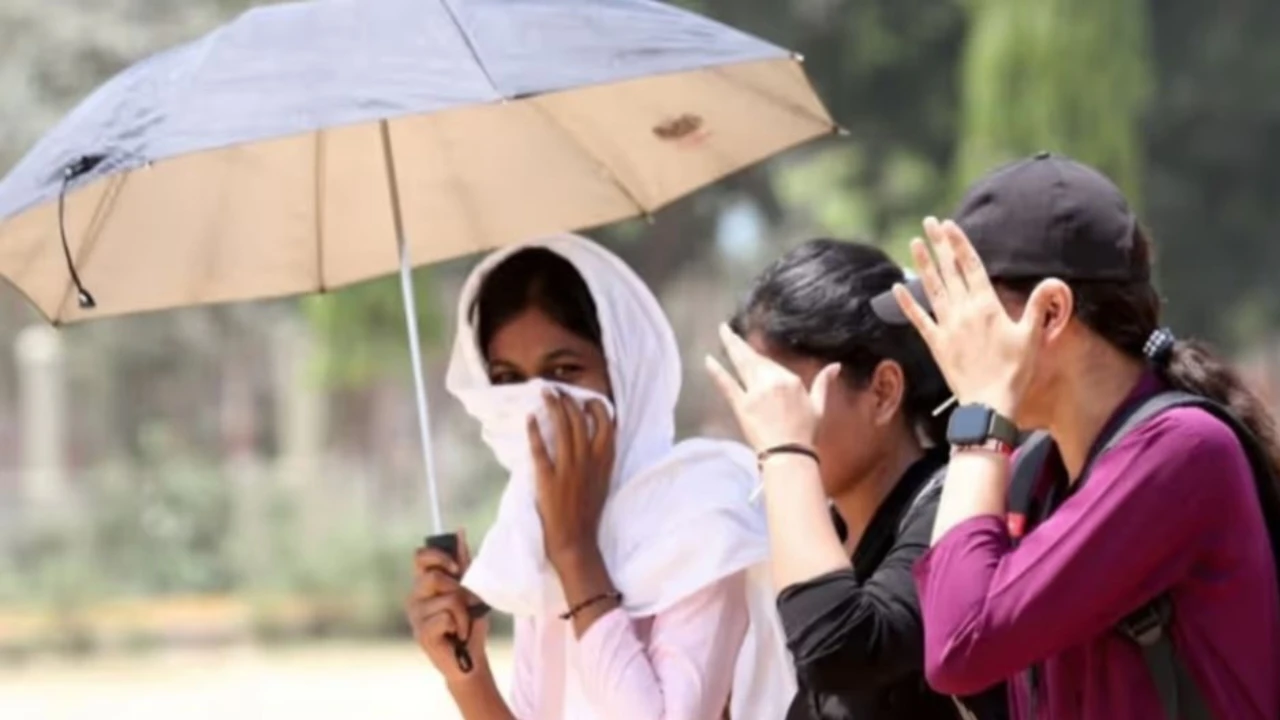 IMD ने दिल्ली में जारी किया रेड अलर्ट, दोपहर में बाहर न निकलने की दी सलाह, लगातार पीएं पानी