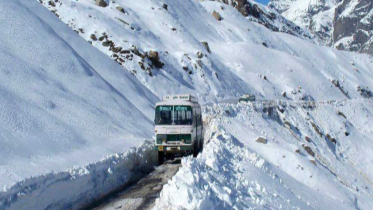 अब दिल्ली से लेह तक घूमिए मात्र 1700 में, जानें सारी डिटेल