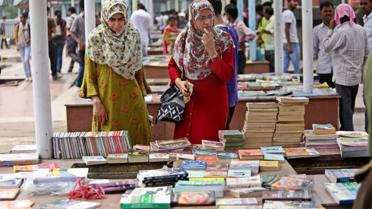 किताबों के शौकीन लोगों के लिए स्वर्ग है ये बाजार, बुक्स पर मिलती है इतनी छूट