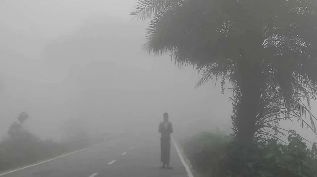 Delhi Weather: प्रचंड ठंड, कोहरे में गायब दिल्ली-NCR, बारिश का भी अलर्ट, मौसम भी खेल रहा गजब खेल