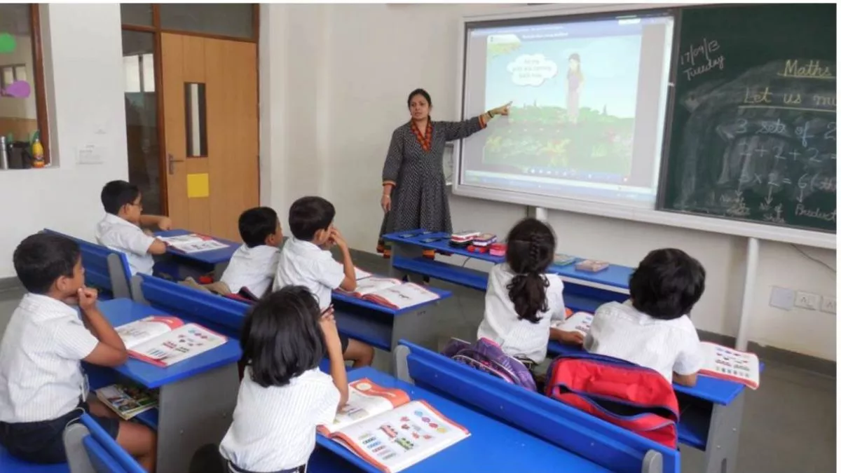 Delhi:अभिभावकों की जेब पर बोझ: किताबें और यूनिफॉर्म के बढ़ते दाम